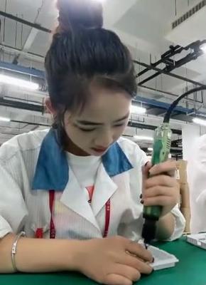 90后女生曬出在工廠打工圖片引發熱議，背后藏著年輕一代的新選擇
